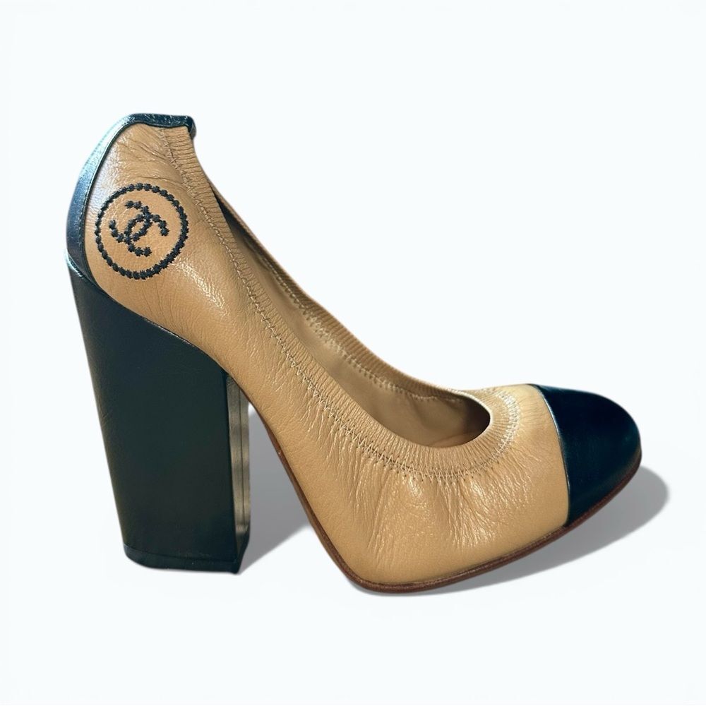 Chanel Cap Toe Pumps Beige Black Leather Block Heel 36C Wide Classic Luxury